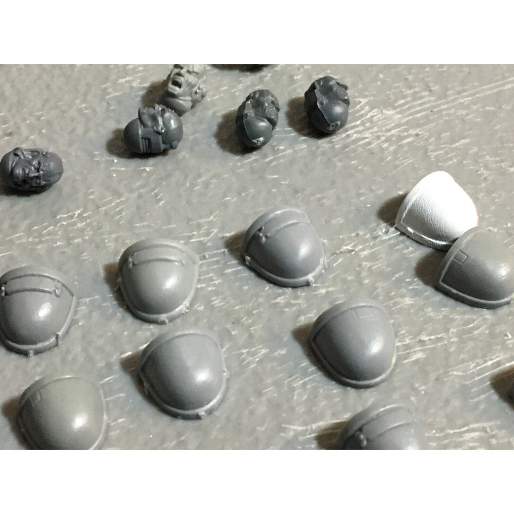 A23084 WARHAMMER 40K SPACE MARINES BITS LOT MIXED SHOULDER HEADS GAMES WORKSHOP