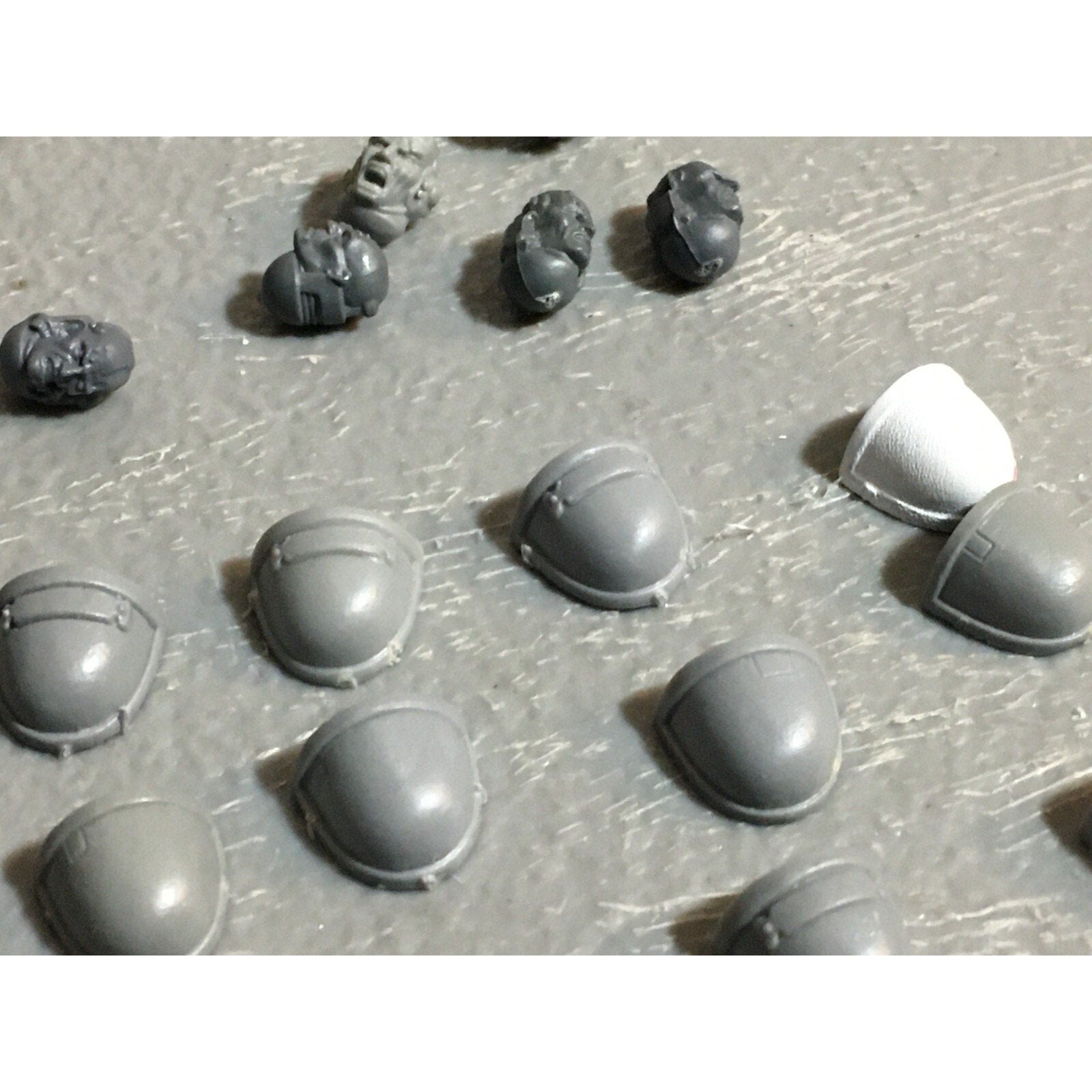 A23084 WARHAMMER 40K SPACE MARINES BITS LOT MIXED SHOULDER HEADS GAMES WORKSHOP