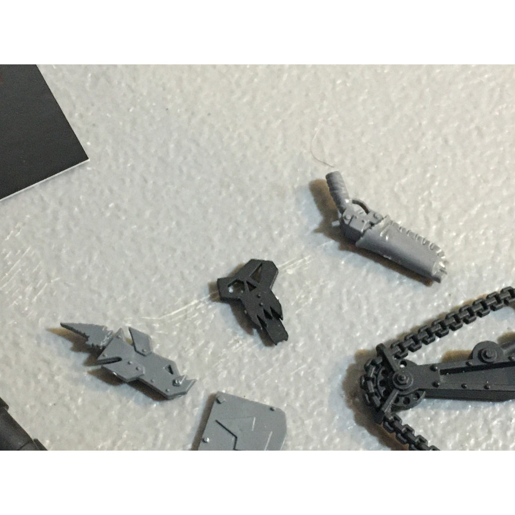 A33587 WARHAMMER 40K SPACE ORKS BITS LOT MIXED TANK POLE ICON GW