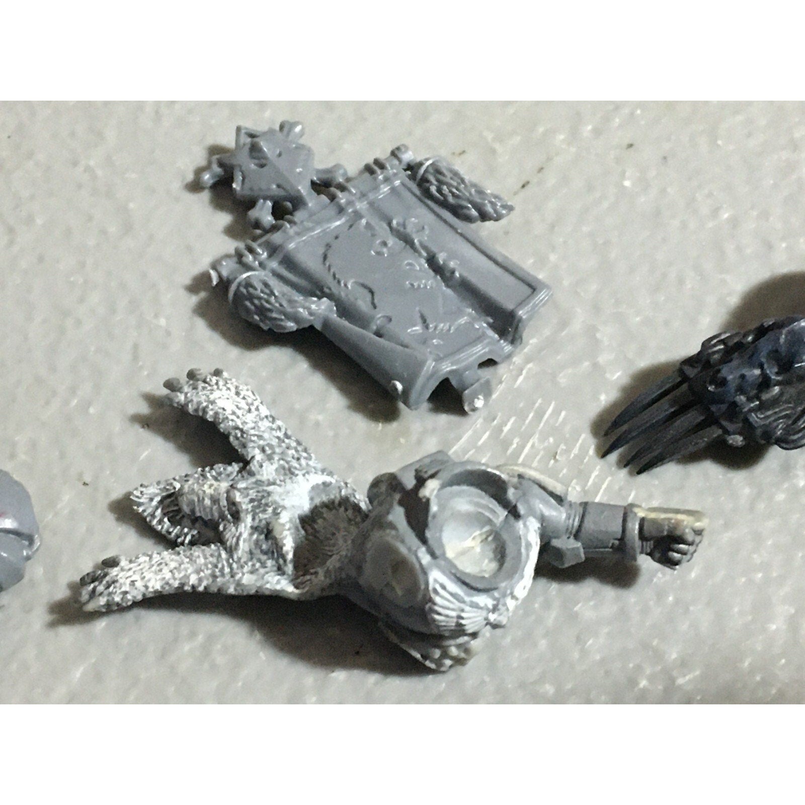 A22562 WARHAMMER 40K SPACE MARINES WOLVES BITS LOT BANNER ACCESSORY PISTOL GW