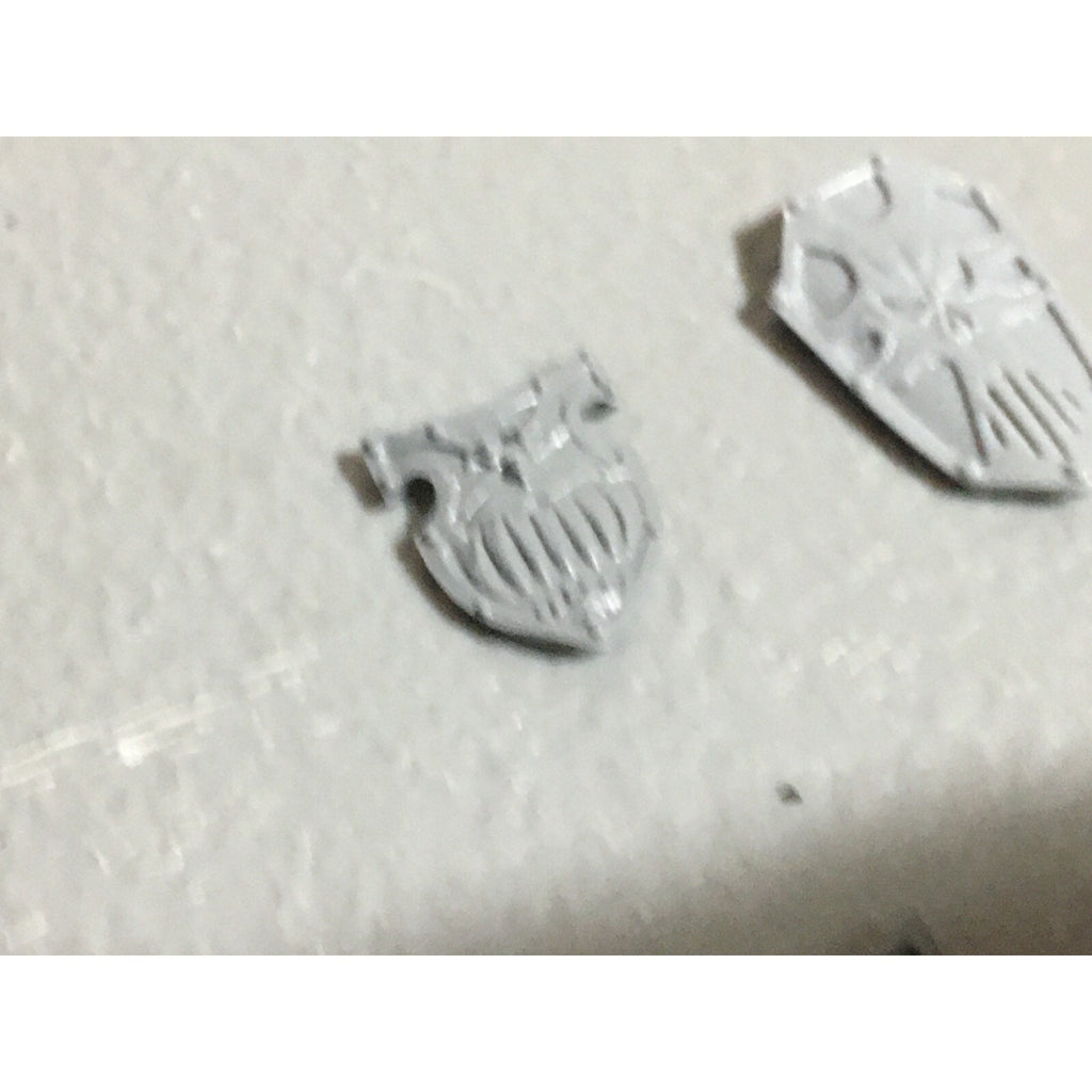 A22248 WARHAMMER FANTASY CHAOS MORTALS BITS LOT WARRIORS KNIGHTS SHIELDS GW OOP