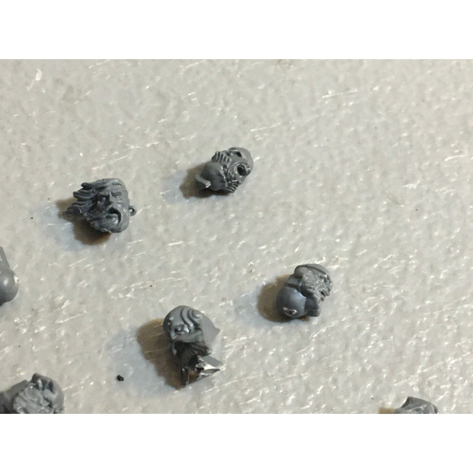 A31433 WARHAMMER 40K SPACE MARINES WOLVES BITS LOT HEADS GREY BLOOD GW