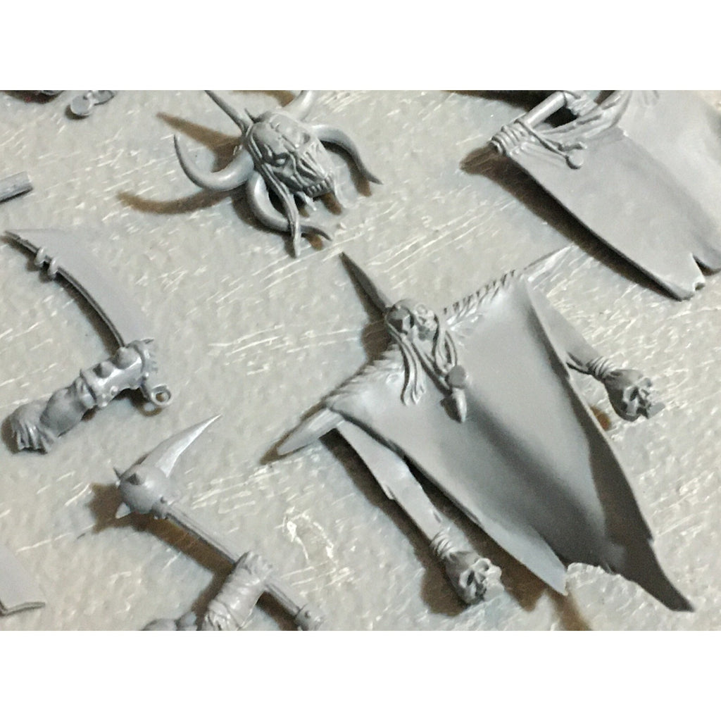 A23127 WARHAMMER FANTASY CHAOS BEASTMEN BITS LOT GORS BANNERS ARMS GW