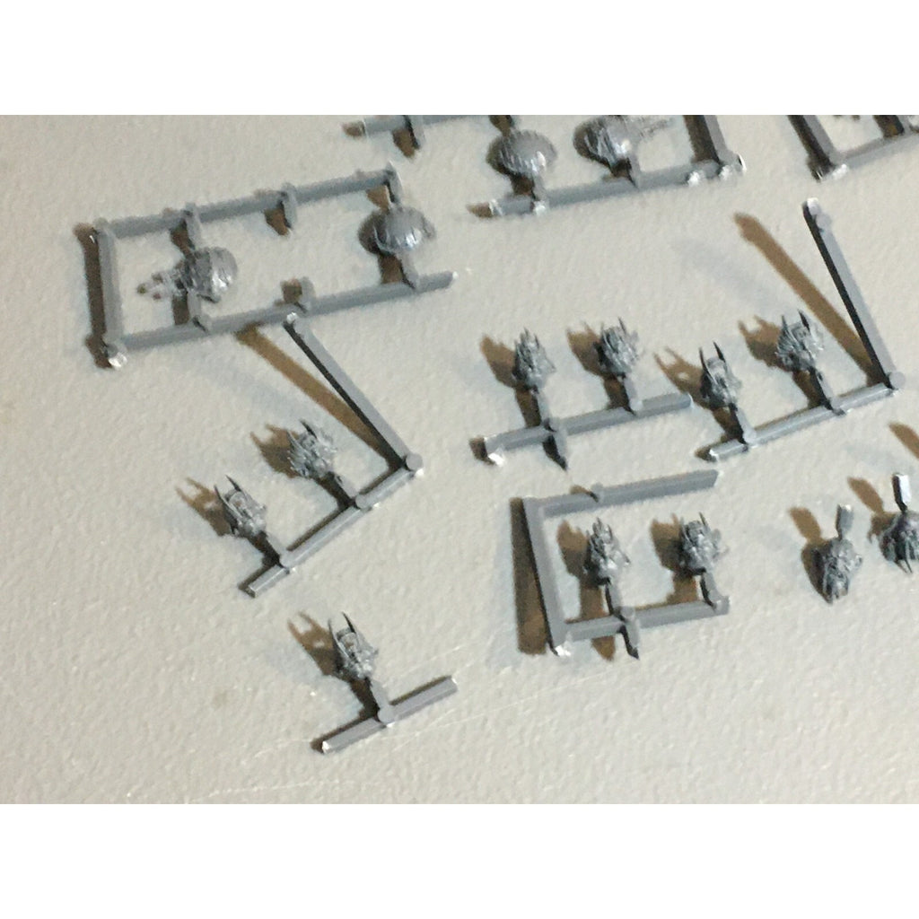 A23587 WARHAMMER AOS FANTASY OGRE KINGDOMS MAWTRIBES BITS ON SPRUE LOT HEAD PLAT