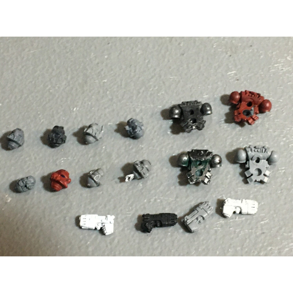 A22999 WARHAMMER 40K SPACE MARINES BITS LOT HEADS PLASMA PISTOLS BACKPACKS GW