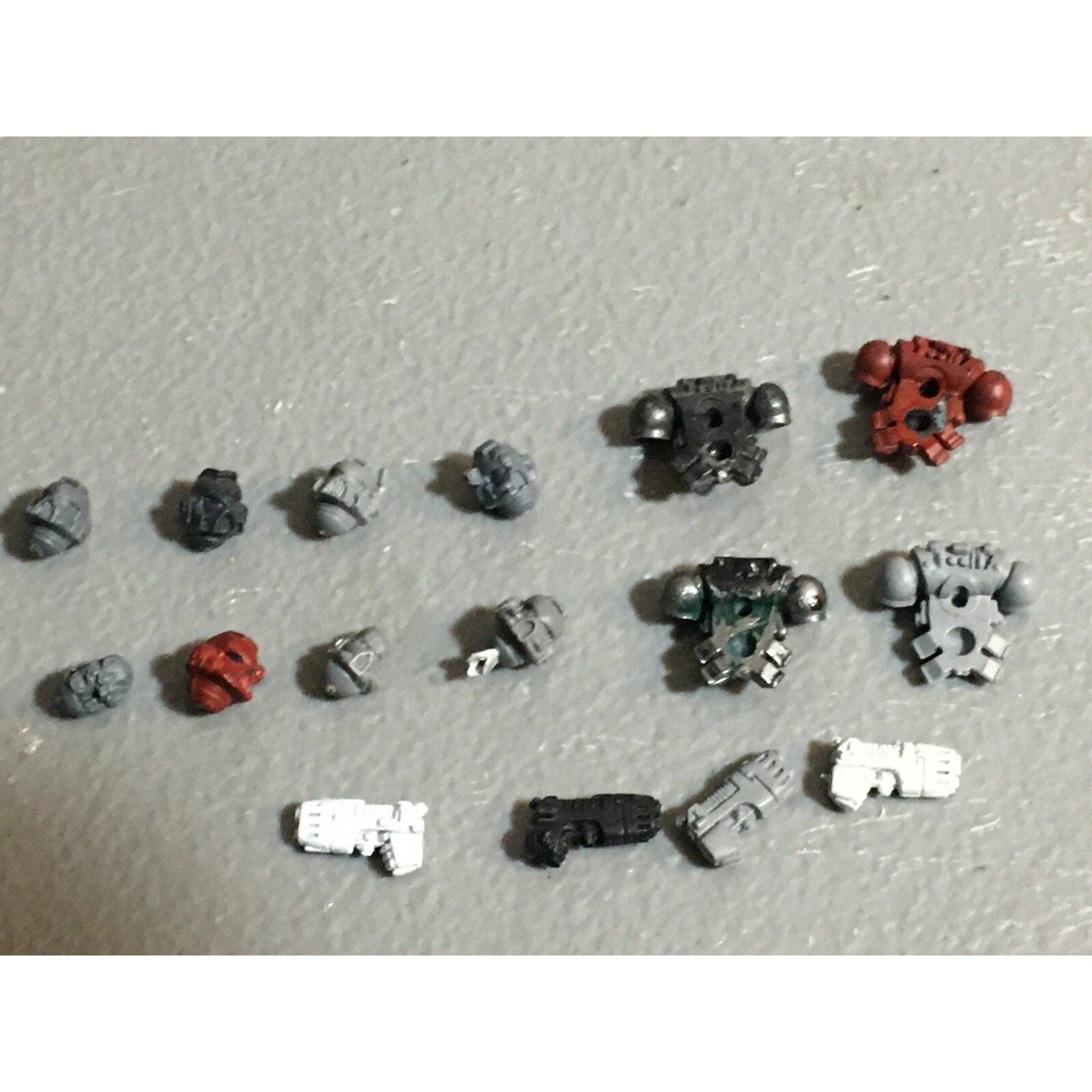 A22999 WARHAMMER 40K SPACE MARINES BITS LOT HEADS PLASMA PISTOLS BACKPACKS GW