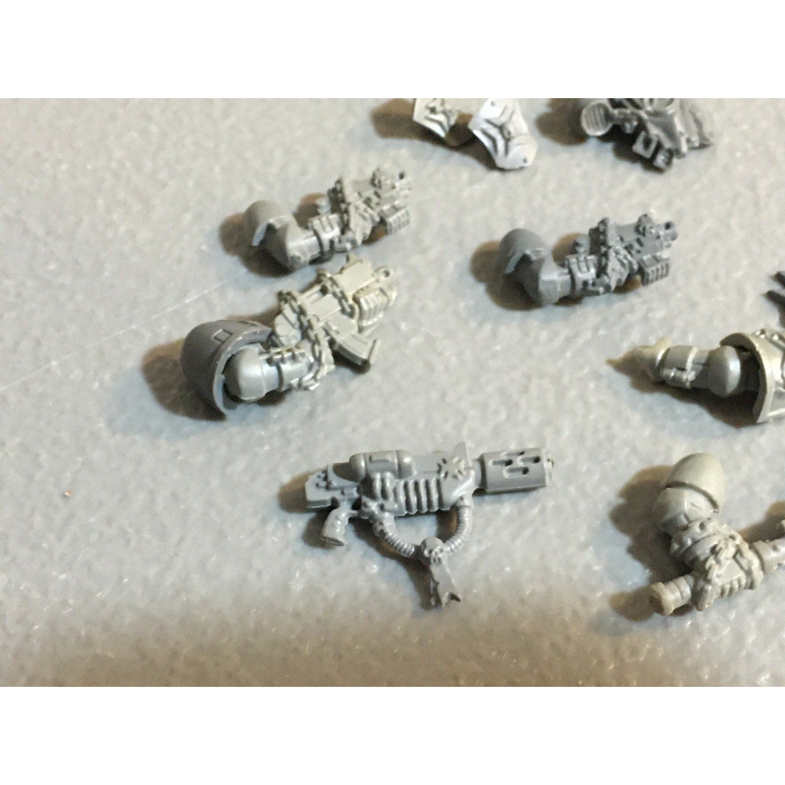 A25040 WARHAMMER 40K SPACE MARINES BLACK TEMPLARS BITS LOT ICONS PISTOLS ARMS GW