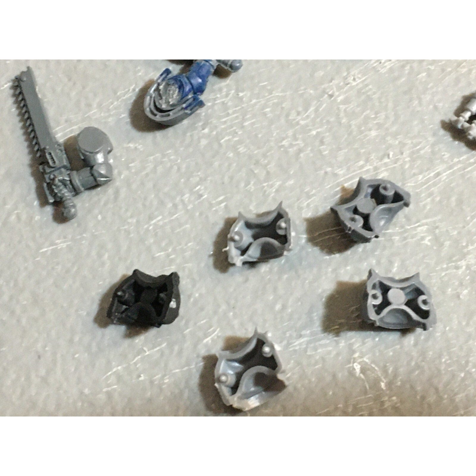 A23089 WARHAMMER 40K SPACE MARINES BITS LOT MIXED MISSILE TORSOS SHOULDERS GW