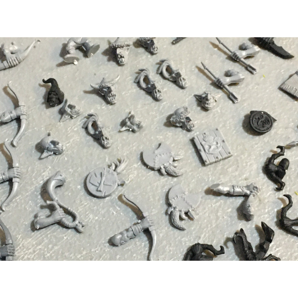 A27514 WARHAMMER FANTASY ORCS & GOBLINS BITS LOT SHIELDS BOWS HEADS GW