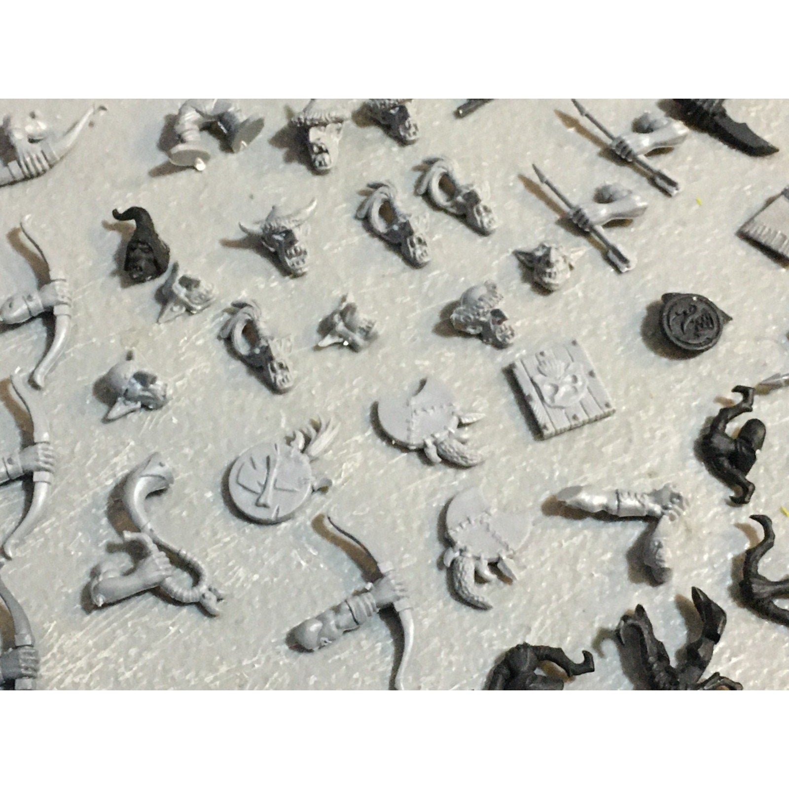 A27514 WARHAMMER FANTASY ORCS & GOBLINS BITS LOT SHIELDS BOWS HEADS GW