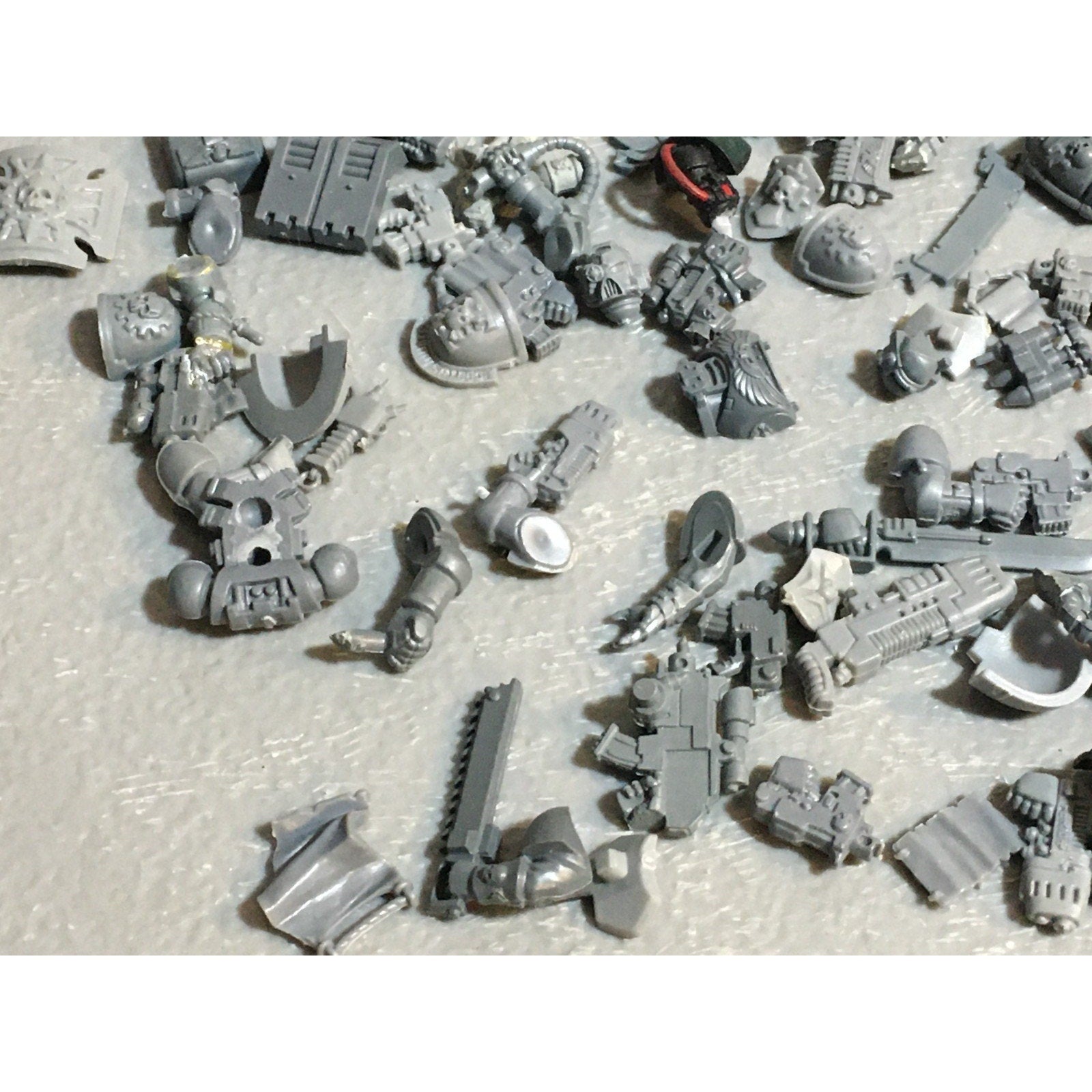A24528 WARHAMMER 40K SPACE MARINES BITS LOT MIXED HEADS ARMS TANK GW