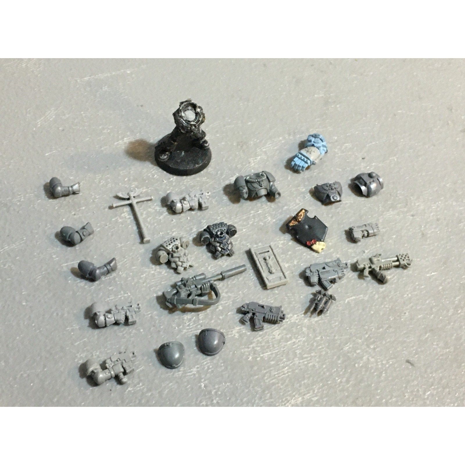 A27541 WARHAMMER 40K SPACE MARINES BITS LOT ARMS GUNS BANNER POLE GW