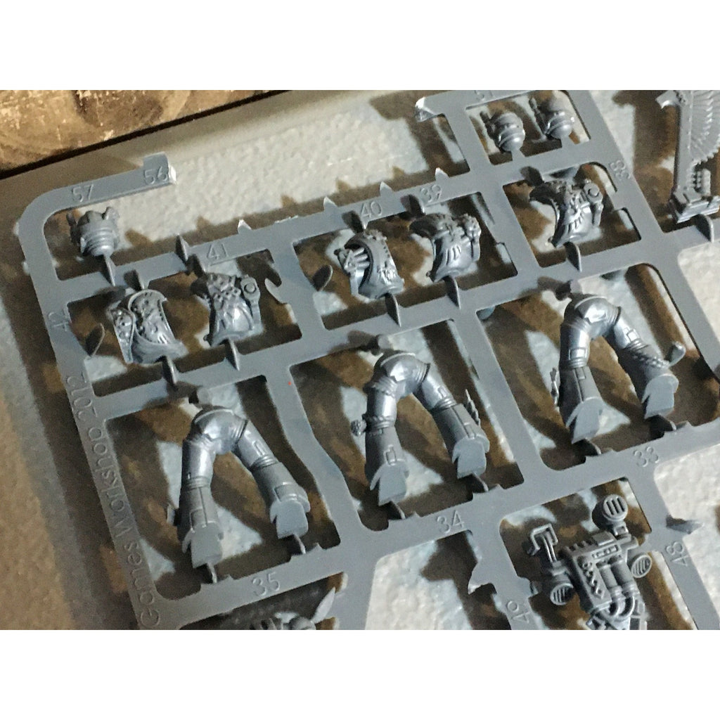 A29496 WARHAMMER 40K SPACE MARINES DARK ANGELS BITS ON SPRUE LOT RAVENWING GW