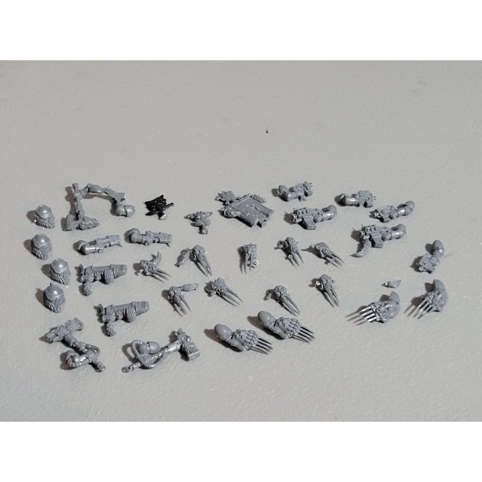 A18452 WARHAMMER 40K SPACE MARINES WOLVES BITS LOT PLASMA POWER SHOULDER HAMMER