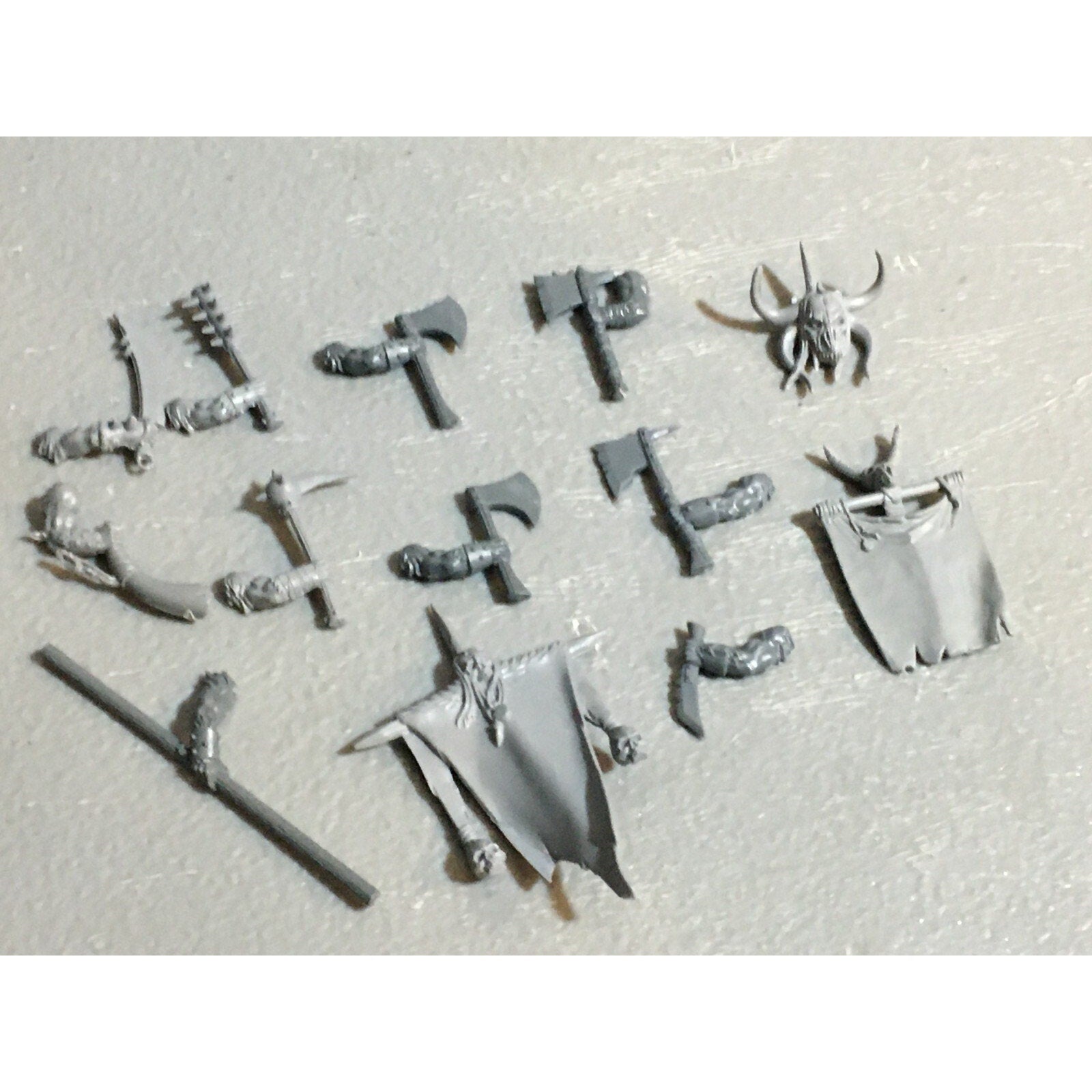 A23125 WARHAMMER FANTASY CHAOS BEASTMEN BITS LOT GORS BANNERS ARMS GW