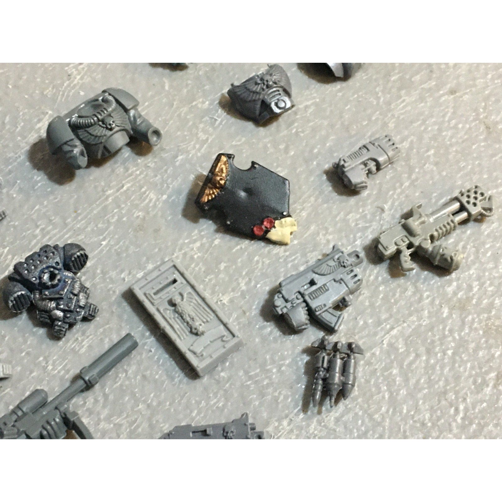 A27541 WARHAMMER 40K SPACE MARINES BITS LOT ARMS GUNS BANNER POLE GW