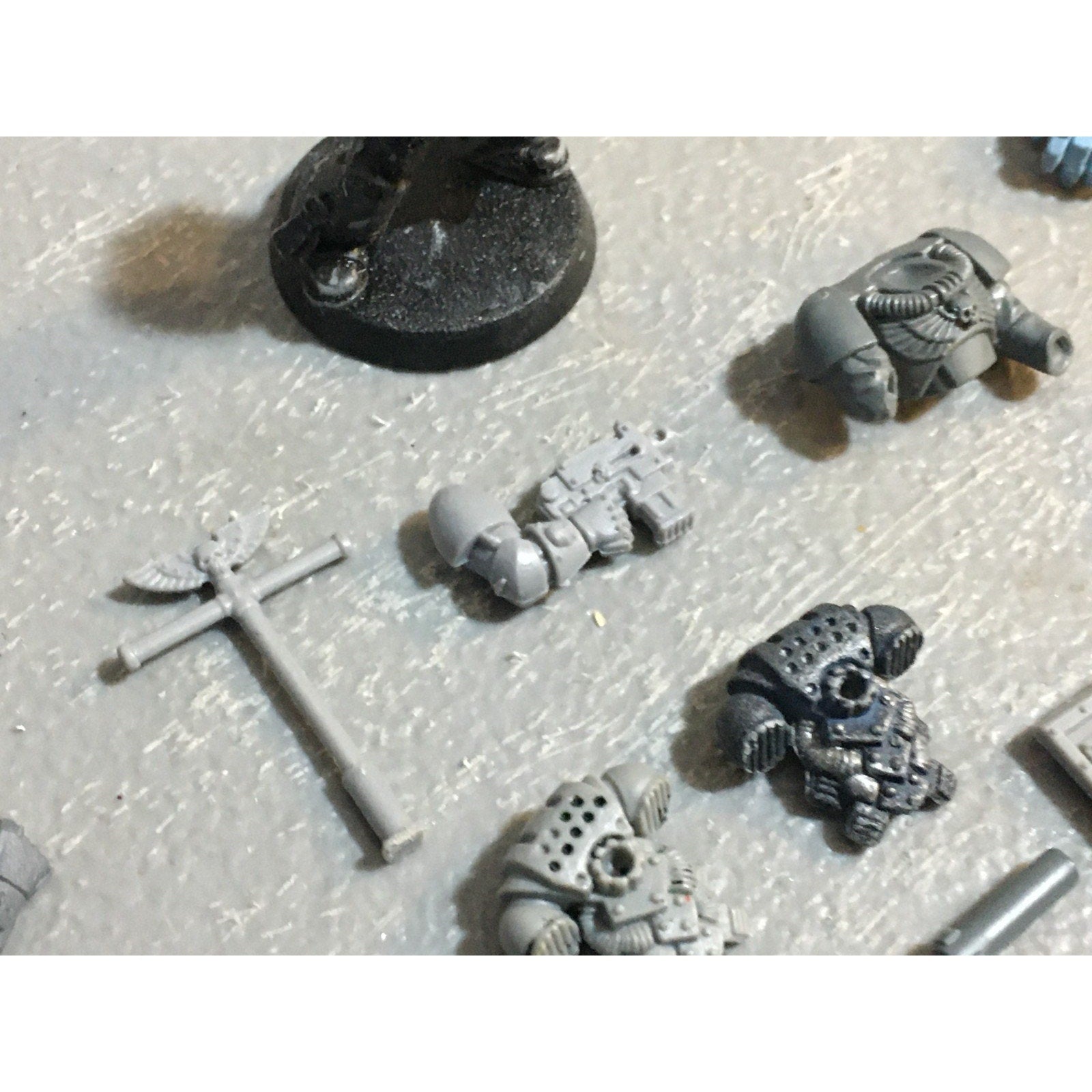 A27541 WARHAMMER 40K SPACE MARINES BITS LOT ARMS GUNS BANNER POLE GW