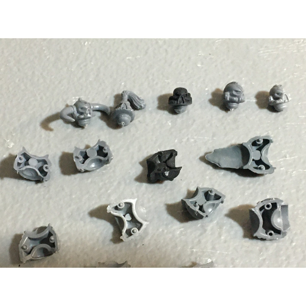 A23073 WARHAMMER 40K CSM CHAOS SPACE MARINES BITS LOT HEADS TORSOS GW