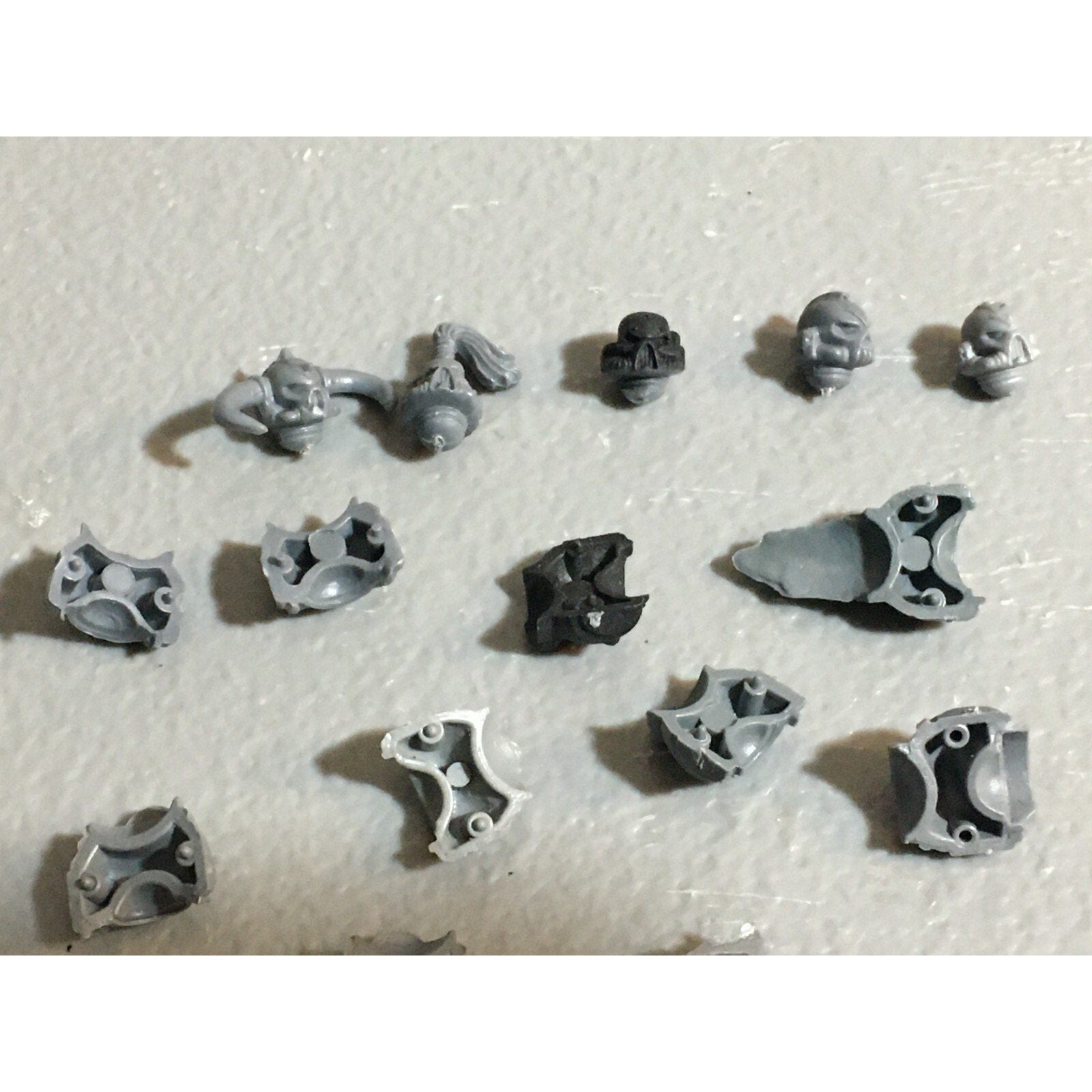 A23073 WARHAMMER 40K CSM CHAOS SPACE MARINES BITS LOT HEADS TORSOS GW