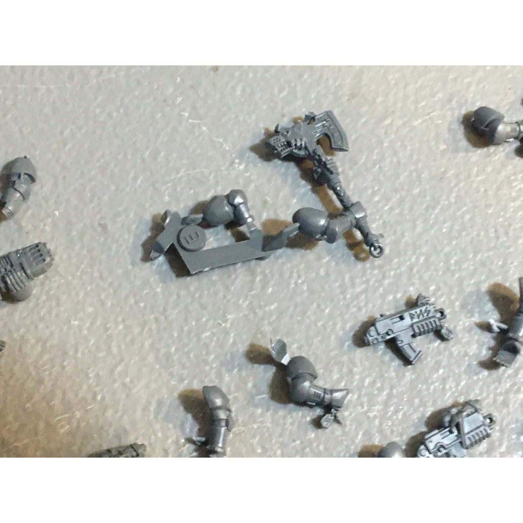 A29737 WARHAMMER 40K SPACE MARINES WOLVES BITS LOT BOLTERS PLASMA AXE ARMS GW