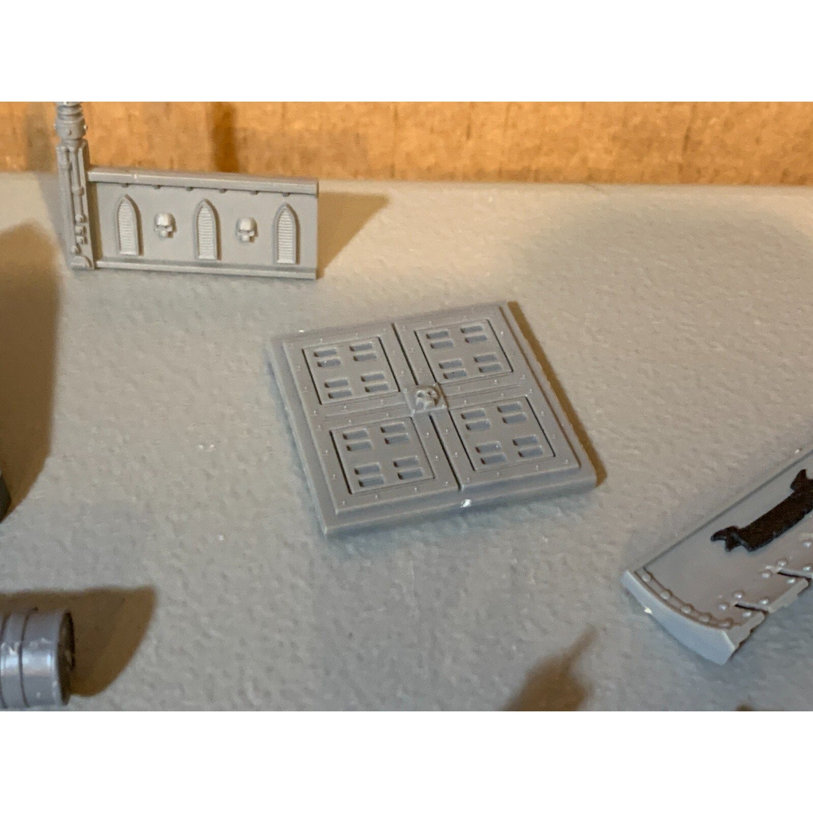 A23059 WARHAMMER 40K TERRAIN BITS LOT BARRICADES BARREL