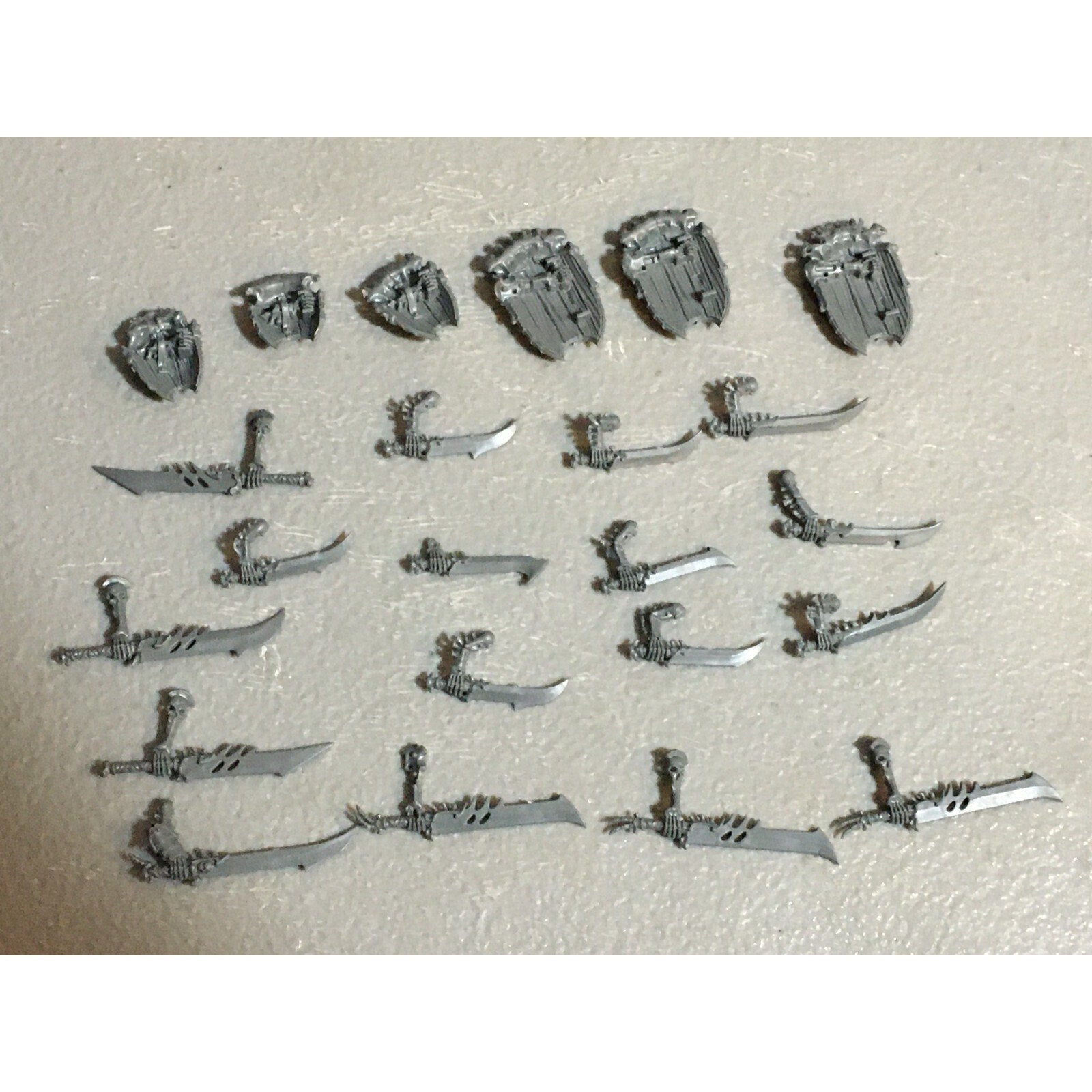 A23228 WARHAMMER FANTASY AOS TOMB KINGS OSSIARCH BITS LOT SWORDS SHIELDS GW