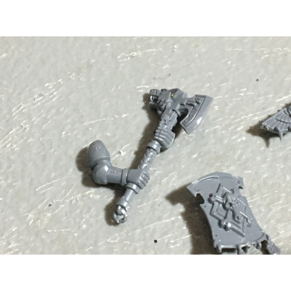 A22558 WARHAMMER 40K SPACE MARINES WOLVES BITS LOT BANNER ACCESSORY SHIELD GW