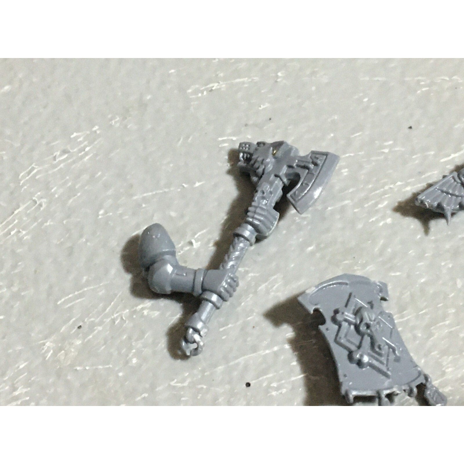 A22558 WARHAMMER 40K SPACE MARINES WOLVES BITS LOT BANNER ACCESSORY SHIELD GW