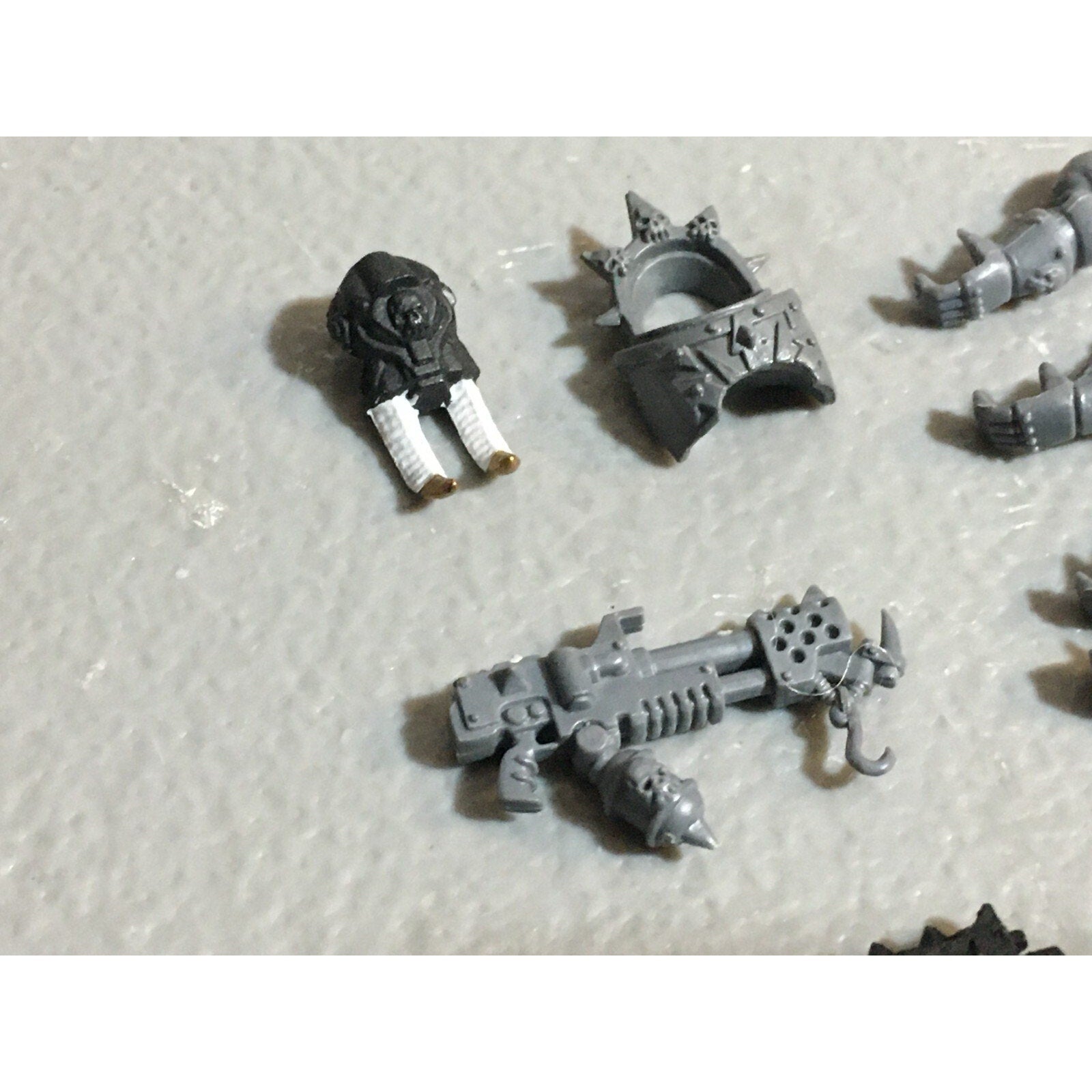 A23075 WARHAMMER 40K CSM CHAOS SPACE MARINES BITS LOT MIXED SHOULDERS ARMS GW