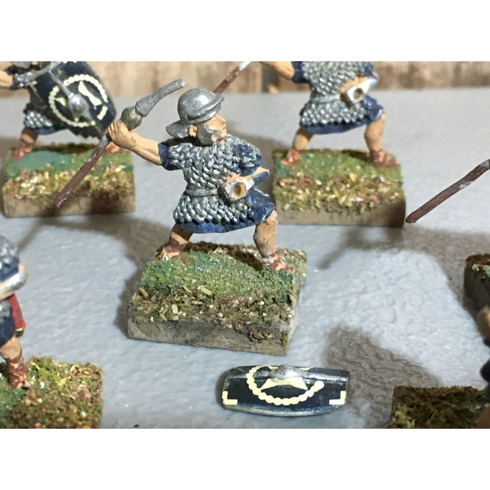 A23531 UNKNOWN METAL MINIATURES SOLDIERS WARRIORS ROMAN MISS 2 SPEARS