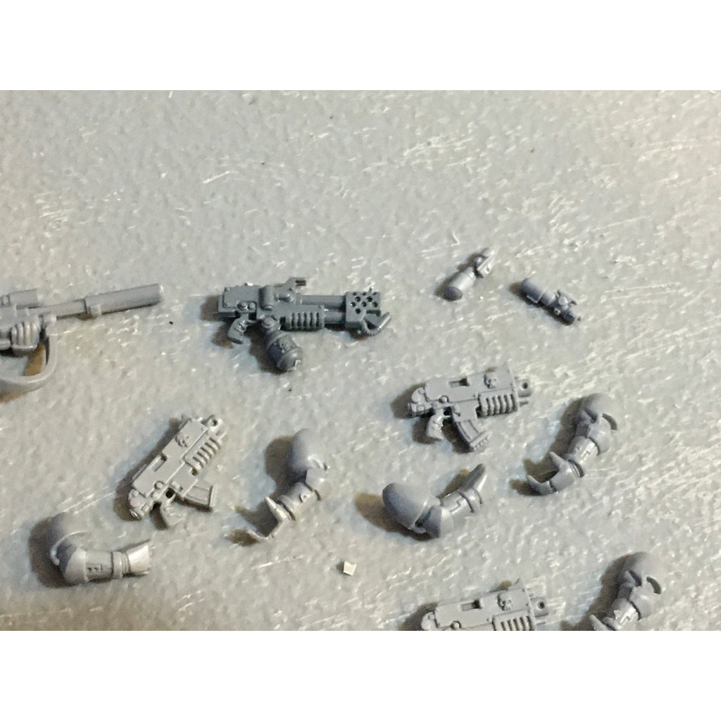 A29482 WARHAMMER 40K SPACE MARINES BITS LOT ARMS BOLTERS HEADS GW