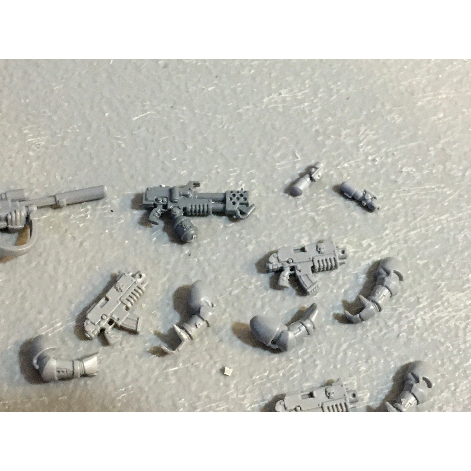 A29482 WARHAMMER 40K SPACE MARINES BITS LOT ARMS BOLTERS HEADS GW