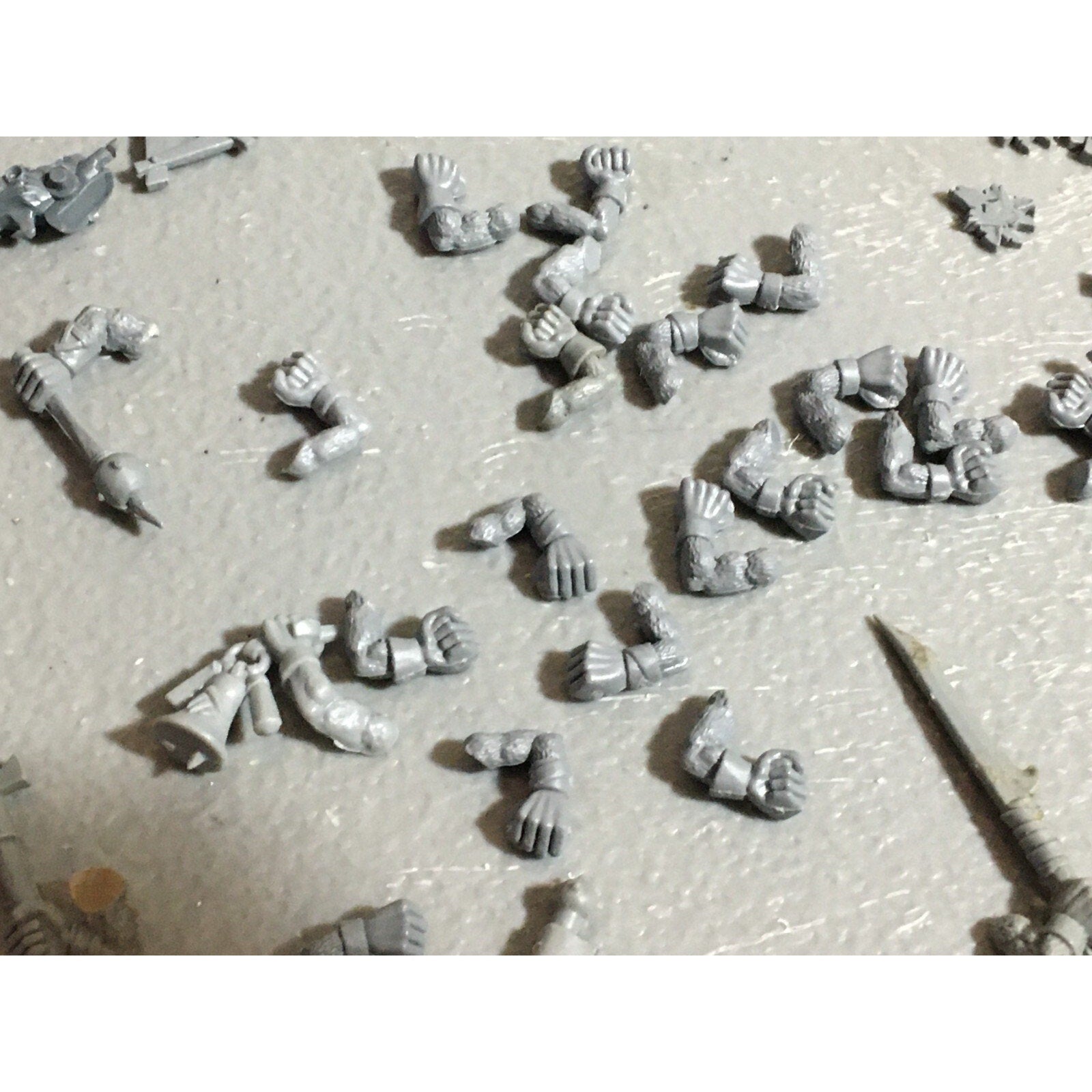 A22308 WARHAMMER FANTASY SKAVEN BITS LOT MIXED ARMS ICONS TAIL GAMES WORKSHOP GW