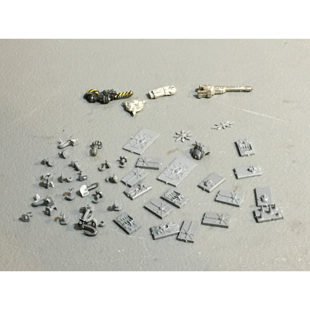A25114 WARHAMMER 40K CHAOS SPACE MARINES BITS LOT TANK PLATE HOOK 4 BIT METAL GW