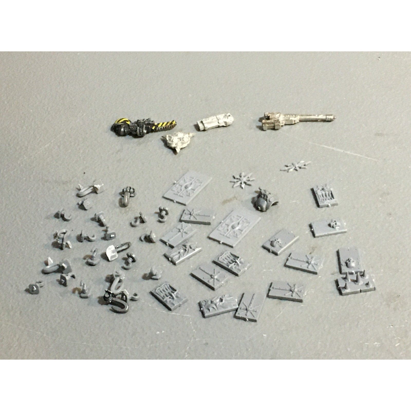 A25114 WARHAMMER 40K CHAOS SPACE MARINES BITS LOT TANK PLATE HOOK 4 BIT METAL GW