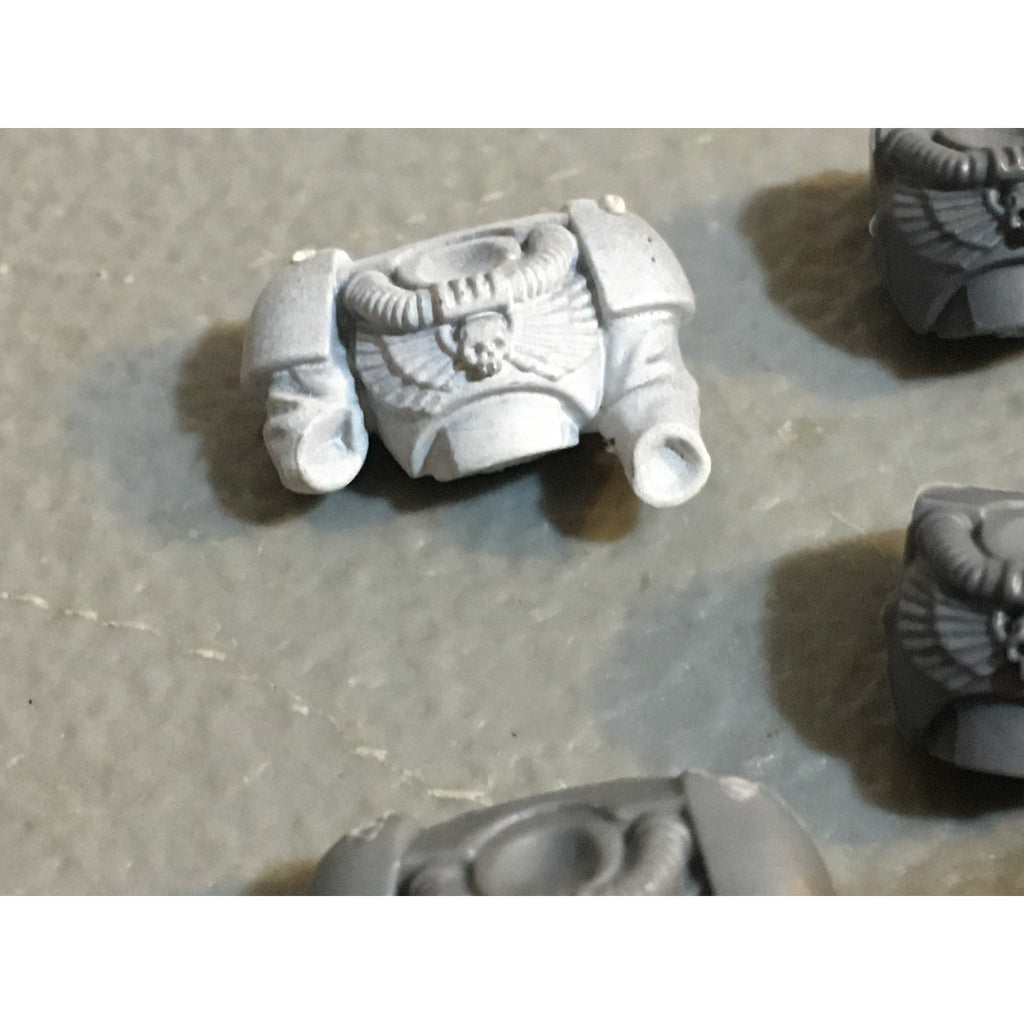 A33845 WARHAMMER 40K SPACE MARINES BITS LOT SCOUTS TORSO CHEST GW