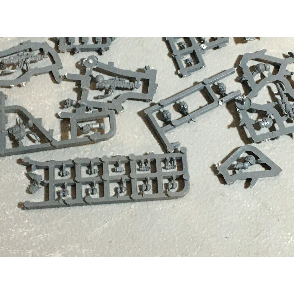 A20989 WARHAMMER 40K ASTRA IMPERIAL GUARD BITS ON SPRUE LOT SCIONS HEADS ACCESSO