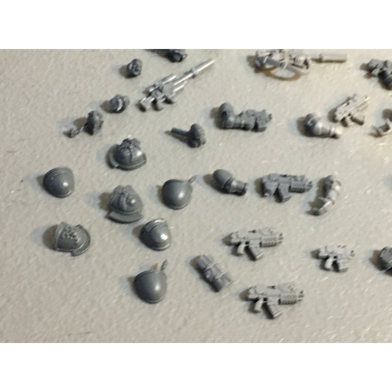 A29482 WARHAMMER 40K SPACE MARINES BITS LOT ARMS BOLTERS HEADS GW