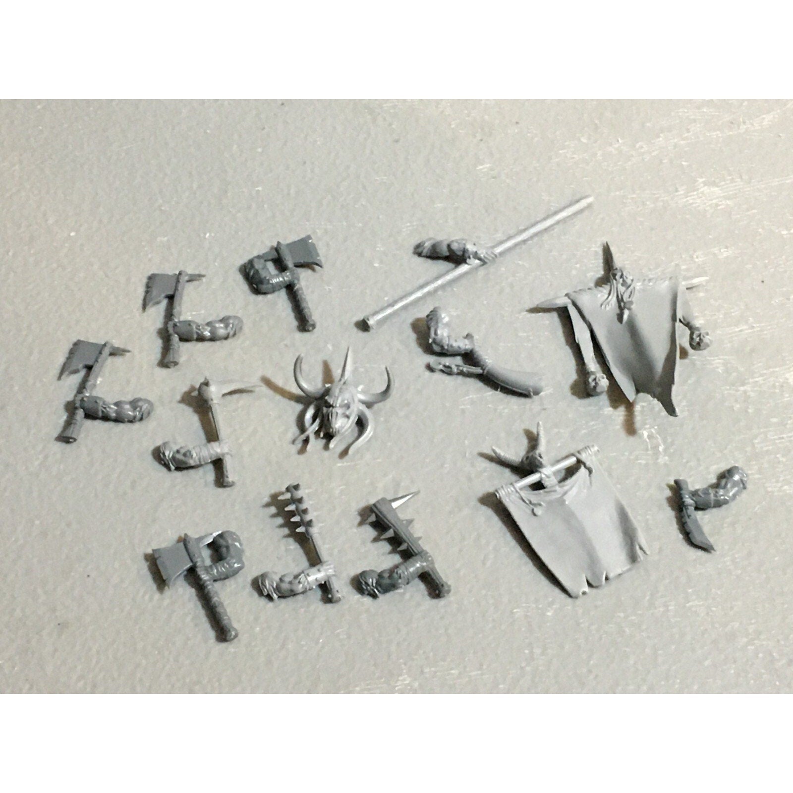 A23129 WARHAMMER FANTASY CHAOS BEASTMEN BITS LOT GORS BANNERS ARMS GW
