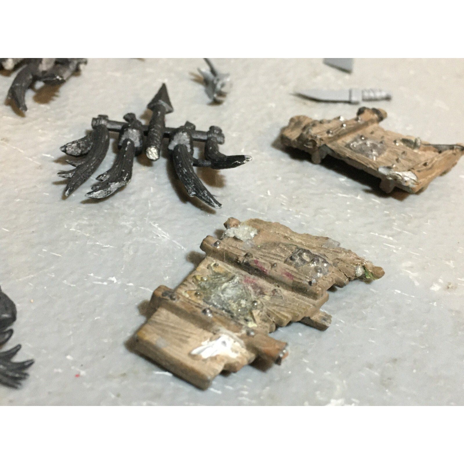 A23434 WARHAMMER FANTASY ORCS & GOBLINS BITS LOT MIXED ARM BANNER KNIFE GW