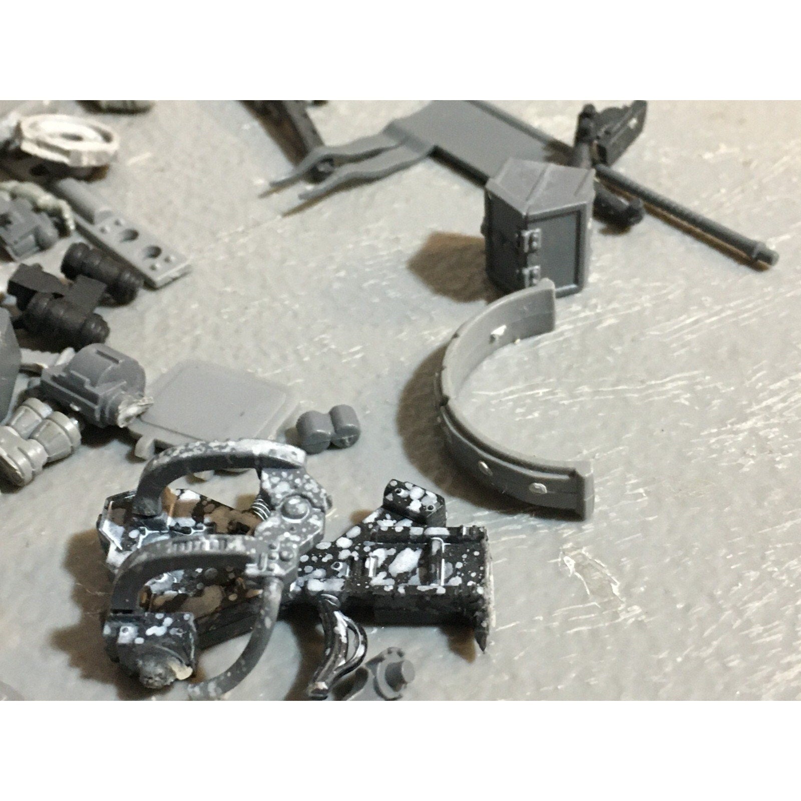 A23485 WARHAMMER 40K BITS LOT MIXED VEHICLE TANK WEAPON GAMES WORKSHOP GW
