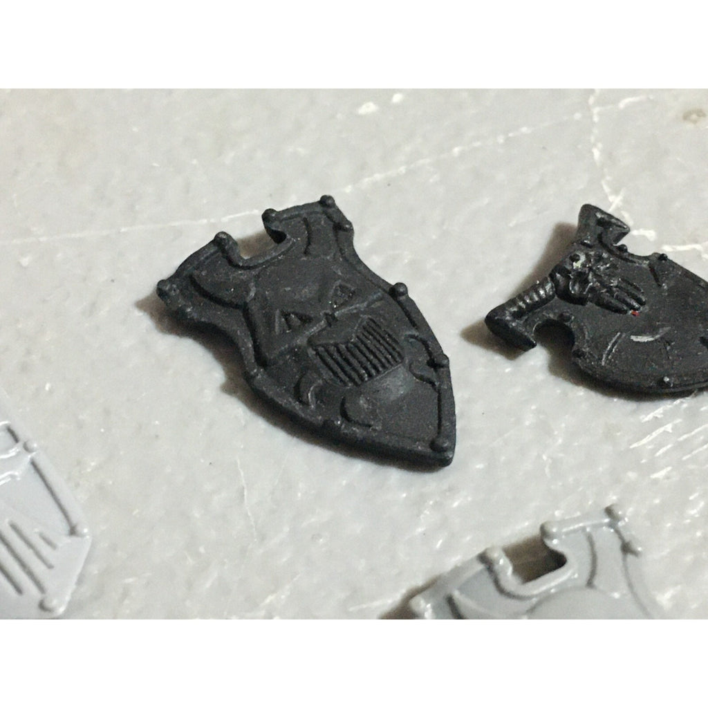 A22248 WARHAMMER FANTASY CHAOS MORTALS BITS LOT WARRIORS KNIGHTS SHIELDS GW OOP