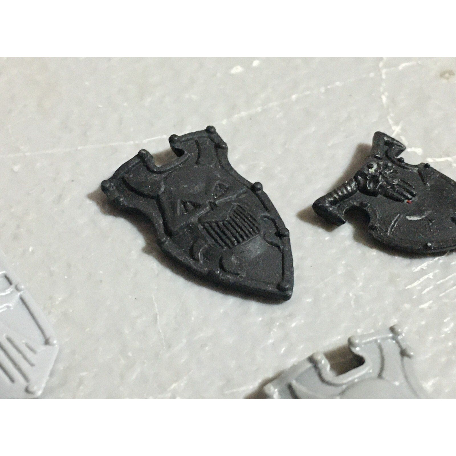 A22248 WARHAMMER FANTASY CHAOS MORTALS BITS LOT WARRIORS KNIGHTS SHIELDS GW OOP