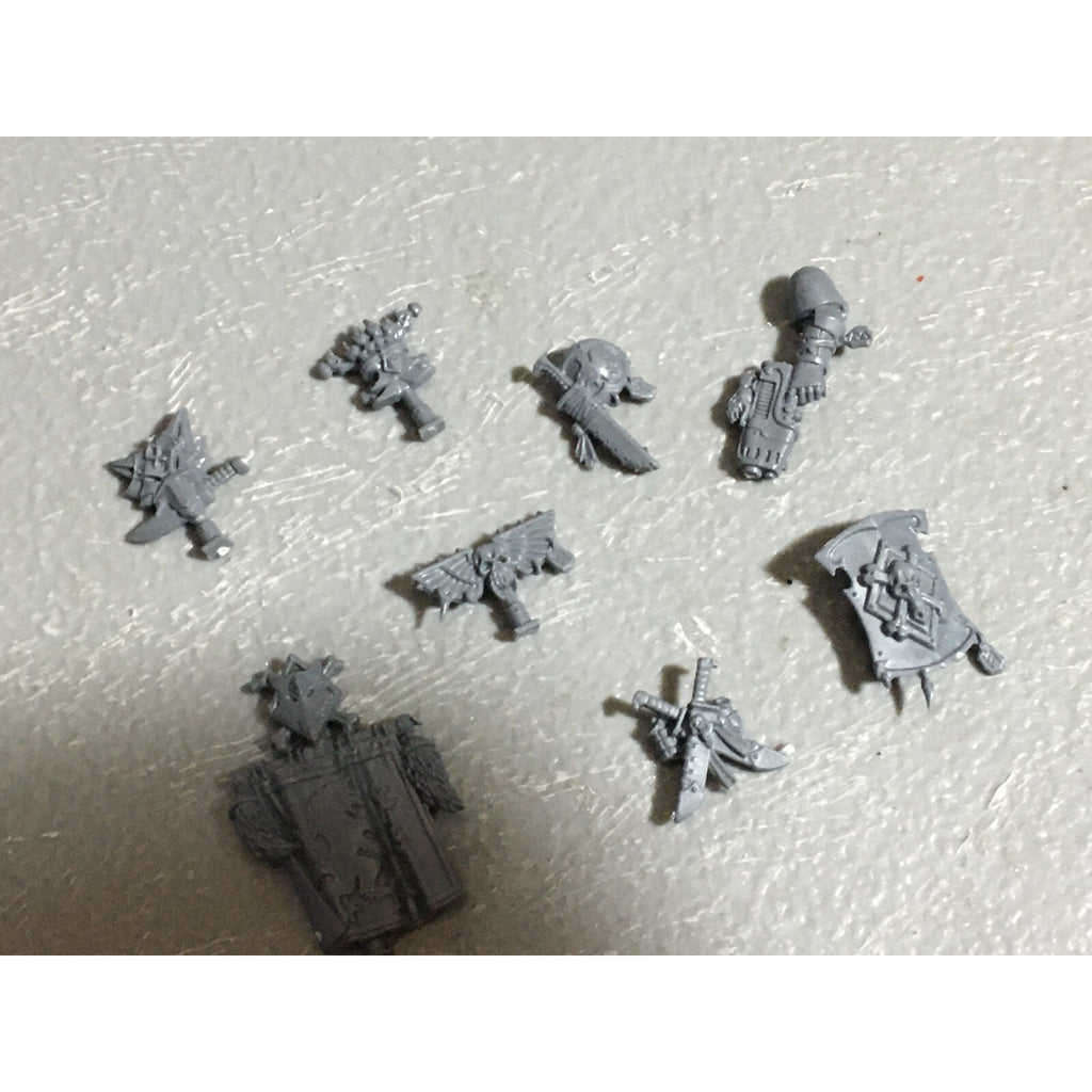 A22556 WARHAMMER 40K SPACE MARINES WOLVES BITS LOT BANNER ACCESSORY SHIELD GW
