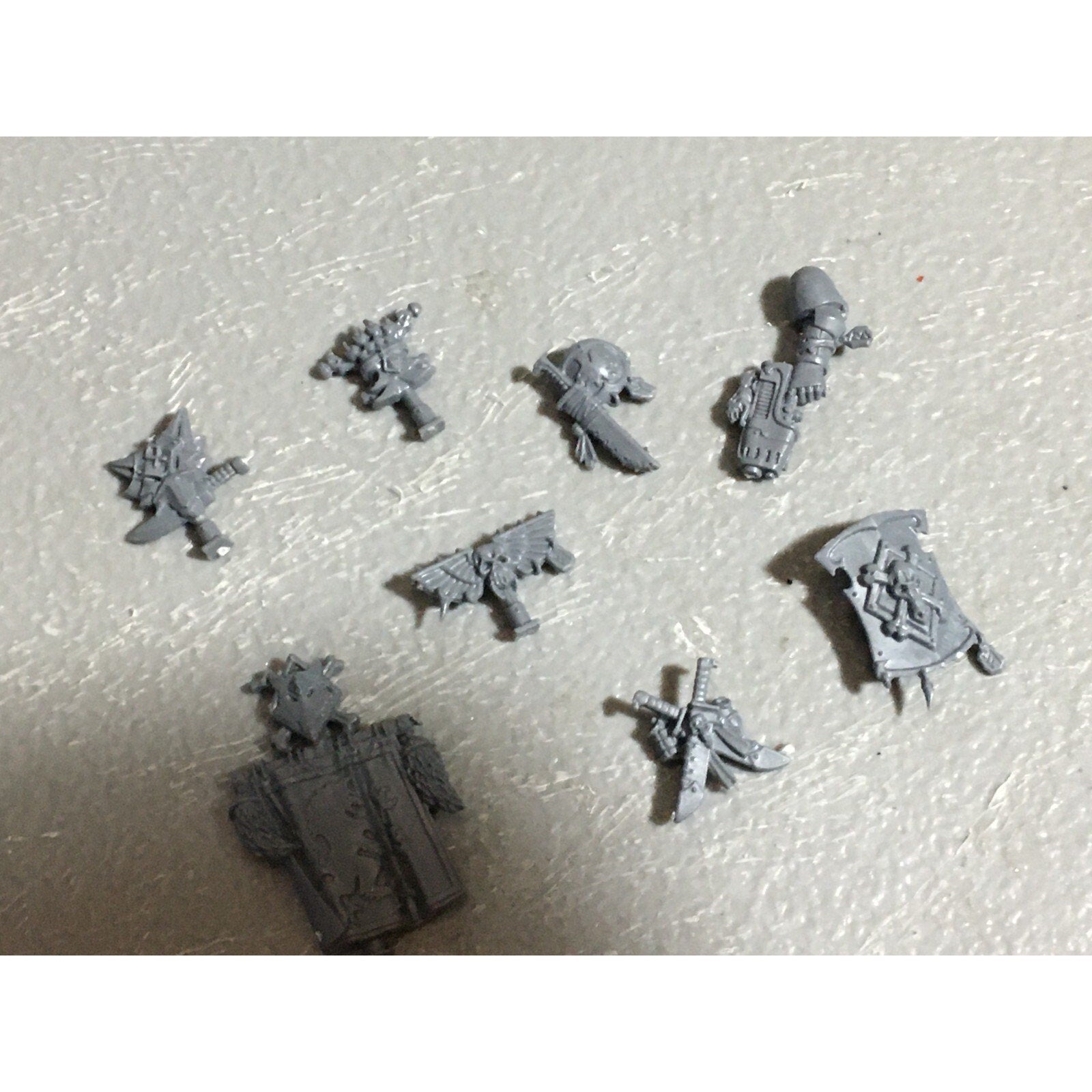 A22556 WARHAMMER 40K SPACE MARINES WOLVES BITS LOT BANNER ACCESSORY SHIELD GW