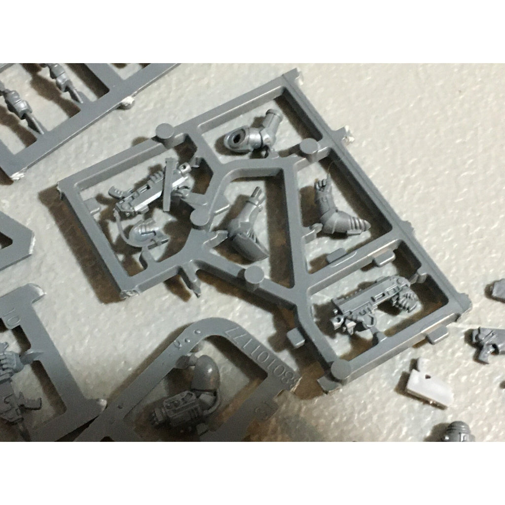 A20144 WARHAMMER 40K BITS LOT SPACE MARINES ON SPRUE HEADS ARMS