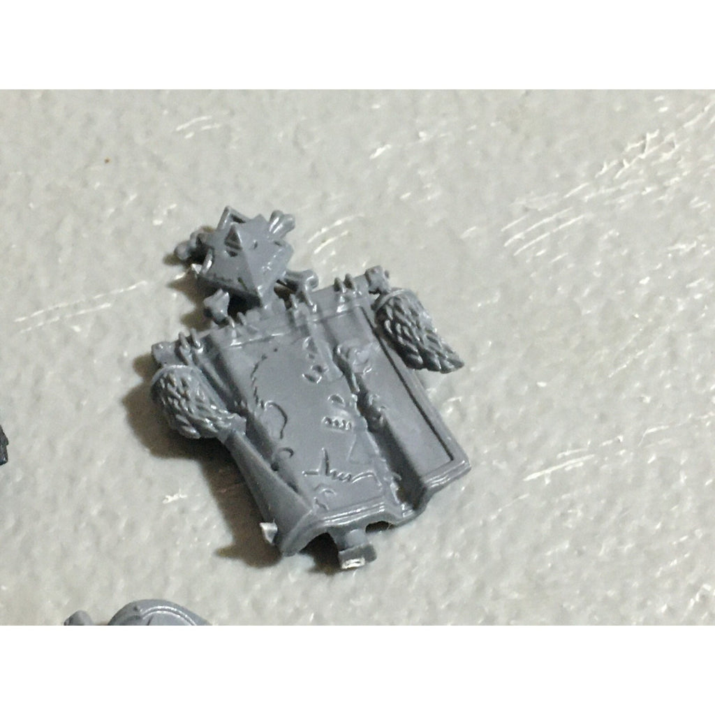 A22559 WARHAMMER 40K SPACE MARINES WOLVES BITS LOT BANNER ACCESSORY SHIELD GW