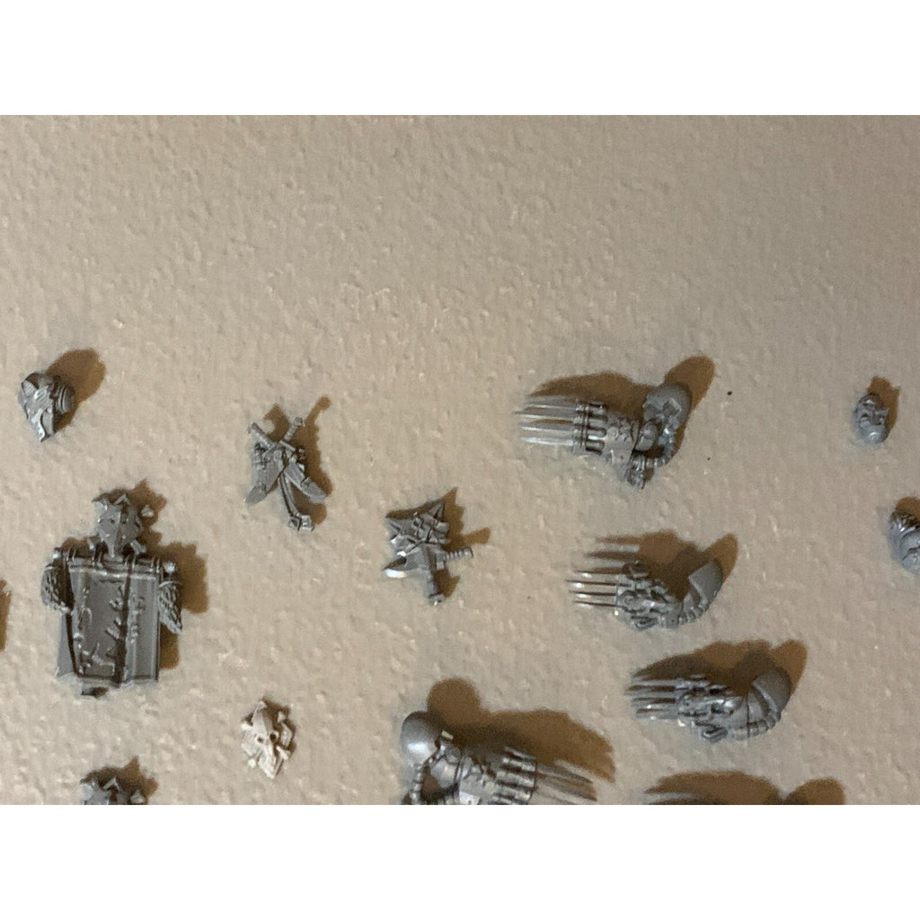 A23060 WARHAMMER 40K MARINES SPACE WOLVES HUGE BITS LOT HEADS ARMS HAMMERS GUNS