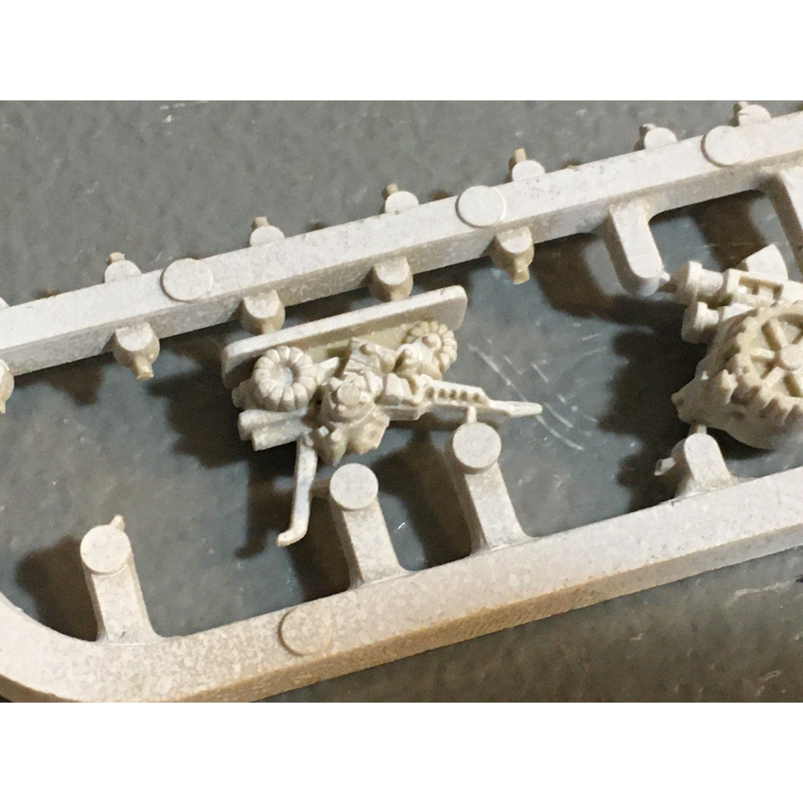 A24558 EPIC 40K SPACE MARINES SQUATS TRIKES THUDD GUNS ON SPRUE GW