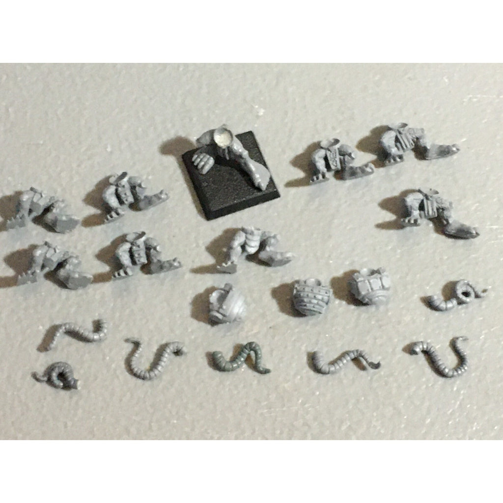 A22303 WARHAMMER FANTASY SKAVEN BITS LOT TORSOS LEGS TAILS GAMES WORKSHOP GW